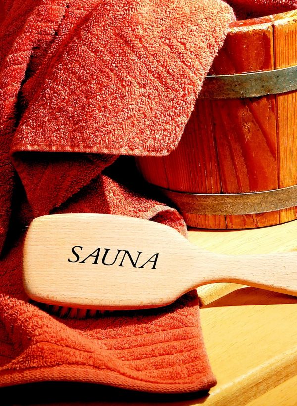 Saunabürste rotes Handtuch Eimer